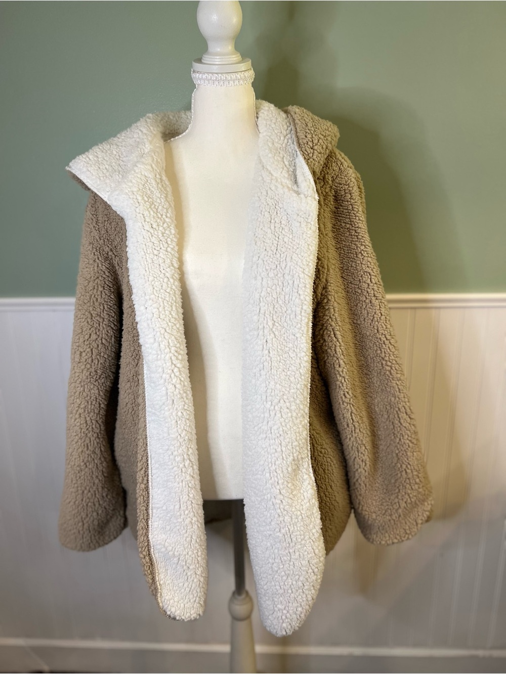 EUC- Weatherproof Two-Tone Reversible Sherpa Jacket in Cream & Taupe. Size L